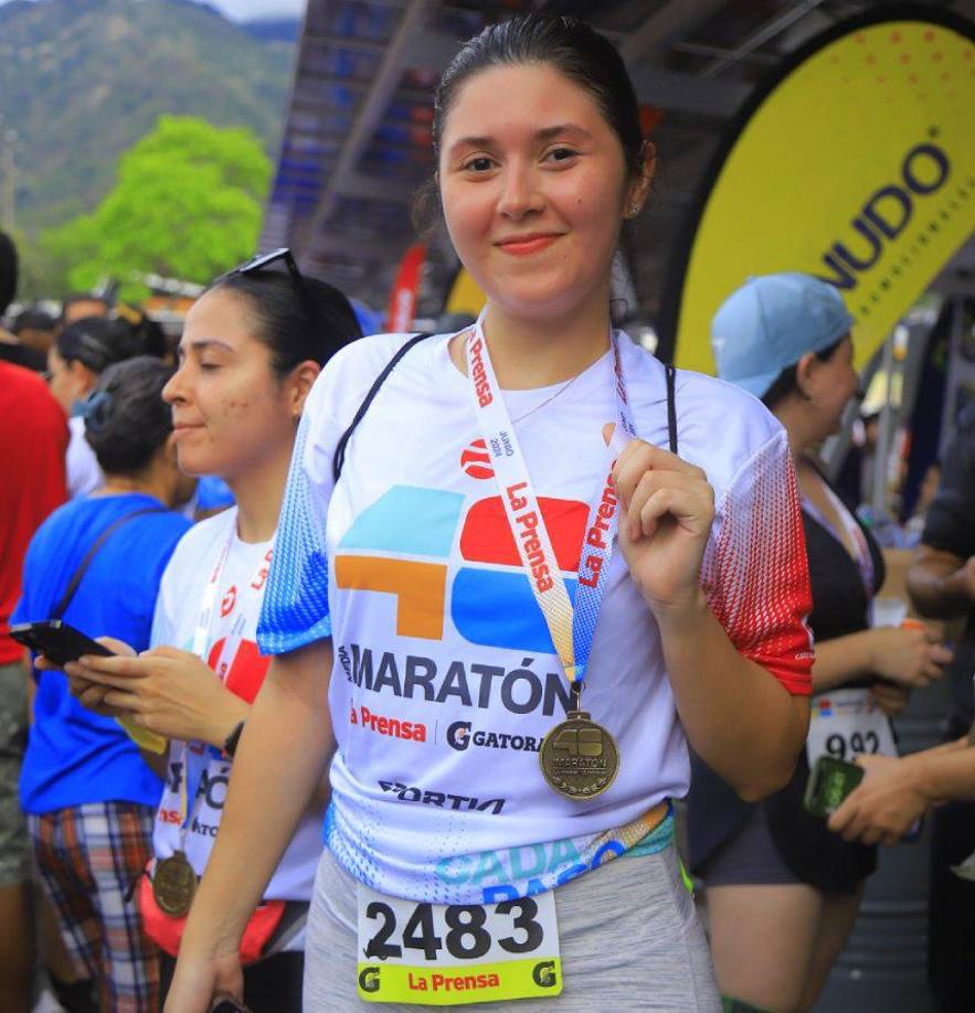 Muy orgullosa ella posó con su medalla y conquistó muchos corazones por su belleza.