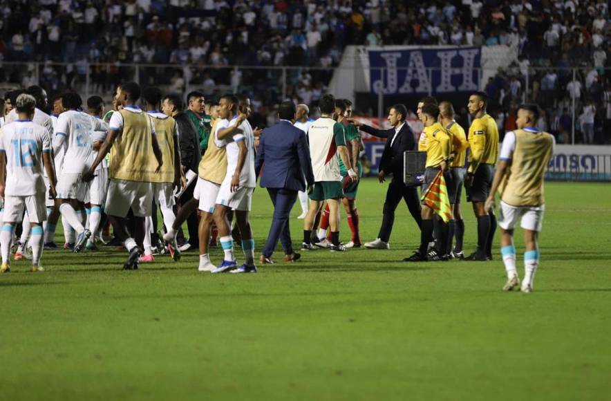 Jaime Lozano, entrenador de México, separó a sus jugadores de los árbitros y se los llevó al vestuario.