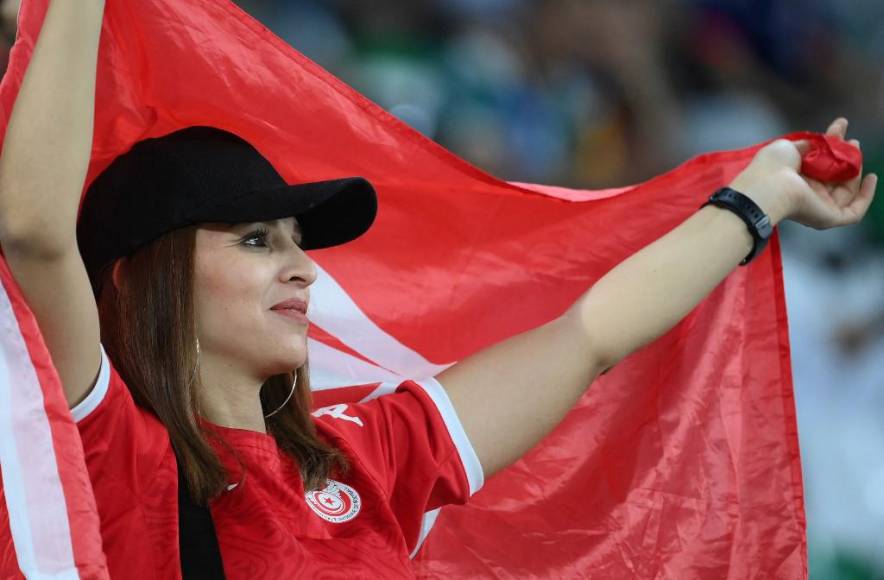 Esta aficionada de Túnez fue la otra chica que se robó las miradas en el duelo ante Francia.