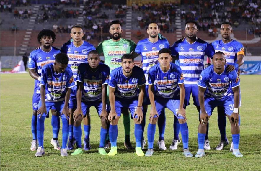 El 11 titular del Victoria posando antes de enfrentar al Vida en el Clásico Ceibeño.