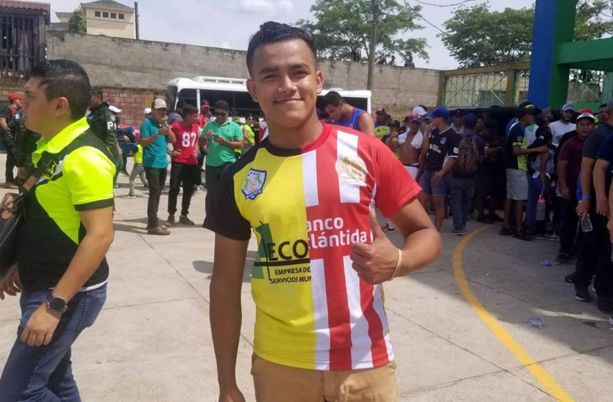 Este aficionado llegó al estadio Juan Ramón Brevé Vargas con una camiseta dividida con los colores del Olancho FC y Olimpia.