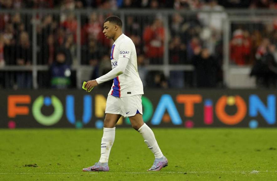 Kylian Mbappé se fue solo del campo tras el pitazo final y eliminación del París Saint Germain.