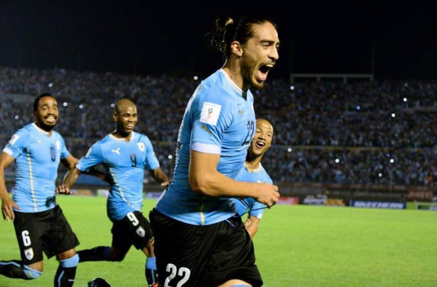 El defensor uruguayo Martin Caceres llegó a un principio de acuerdo con el LA Galaxy de la MLS de Estados Unidos. 