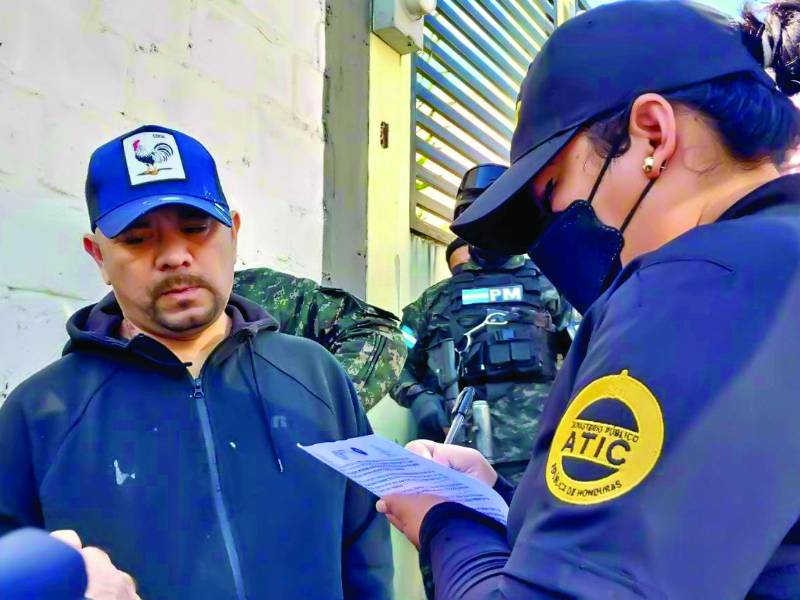 Agentes de la Atic y la Fiscalía de Delitos contra la Vida detuvieron en una vivienda en la colonia El Pedregal, de Santa Rosa de Copán, al supuesto líder de la banda, identificado como Edwin Omar Santos, alias el Zarco.