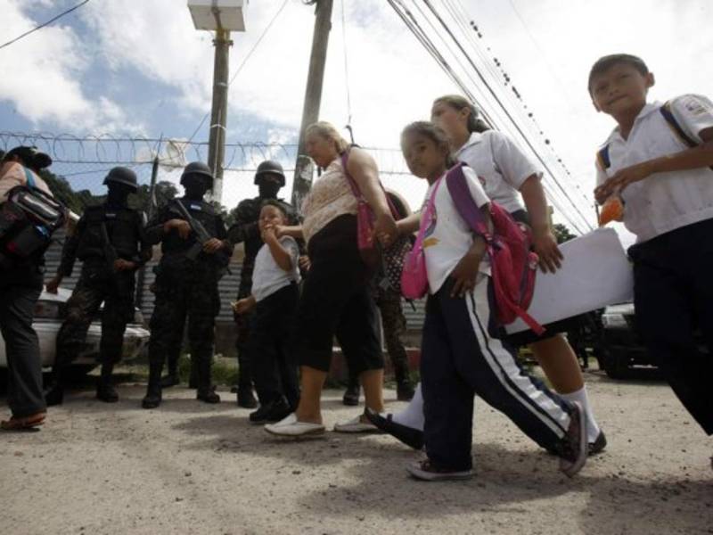 La Fuerza de Seguridad Interinstitucional Nacional estuvo en 2014 fuera de las escuelas manteniendo seguridad.