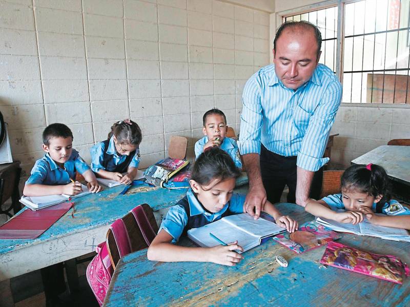 <b><span class=mln_uppercase_mln>Sector.</span></b> Un maestro dandoclases en una escuela.<span class=mln_uppercase_mln> </span>