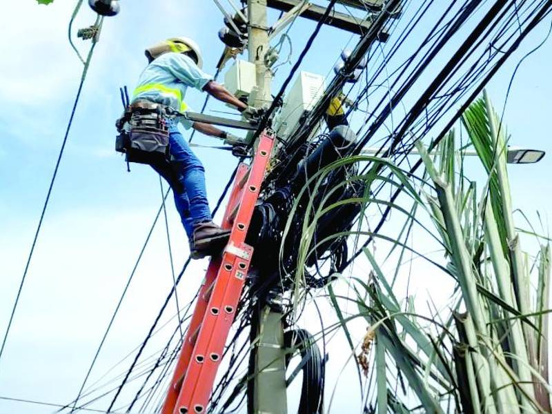 <b>Cuadrillas de la Enee instalan el sistema AMI para evitar hurto de energía. Foto: Melvin Cubas.</b>