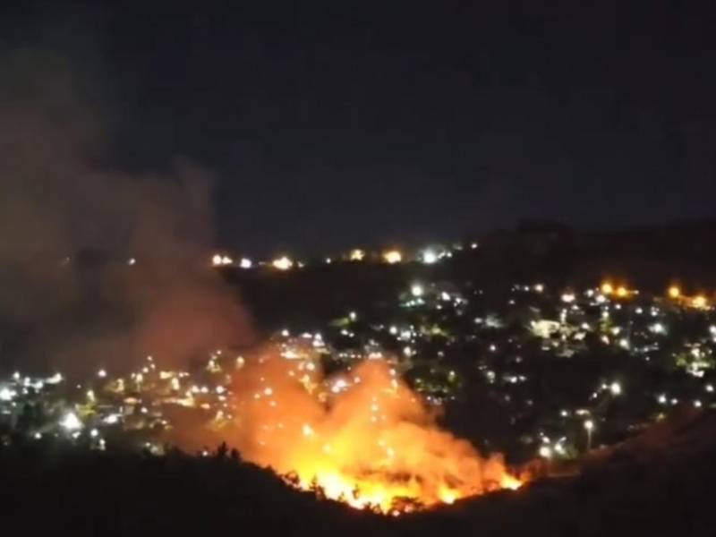 Pavoroso incendio consume reconocido hotel en Roatán