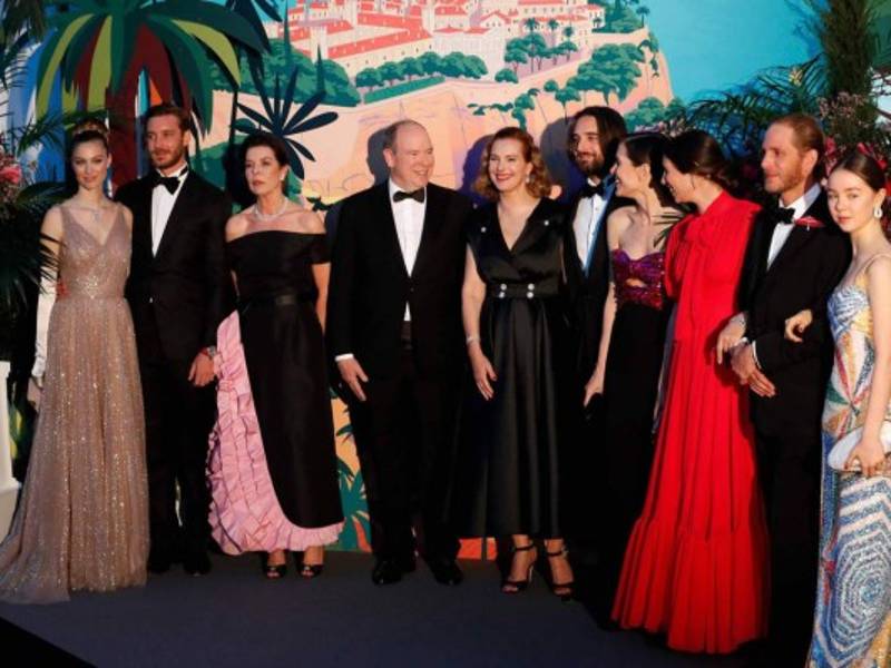 La dinastía Grimaldi posó para los fotógrafos y así inmortalizar la famosa fiesta.