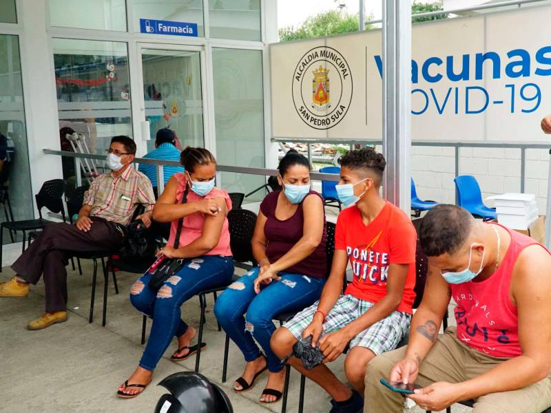 Centros. En la Católica y el centro de salud Miguel Paz Barahona se están aplicando primeras, segundas y dosis de refuerzo, hoy estarán abiertos. fotos: Moisés Valenzuela.