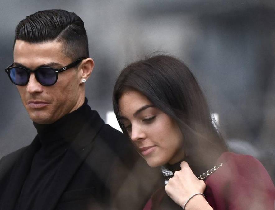 El mundo del fútbol se solidarizaba el martes con Cristiano Ronaldo y su compañera Georgina Rodríguez tras anunciar la muerte en el parto de uno de los dos bebés que esperaban.