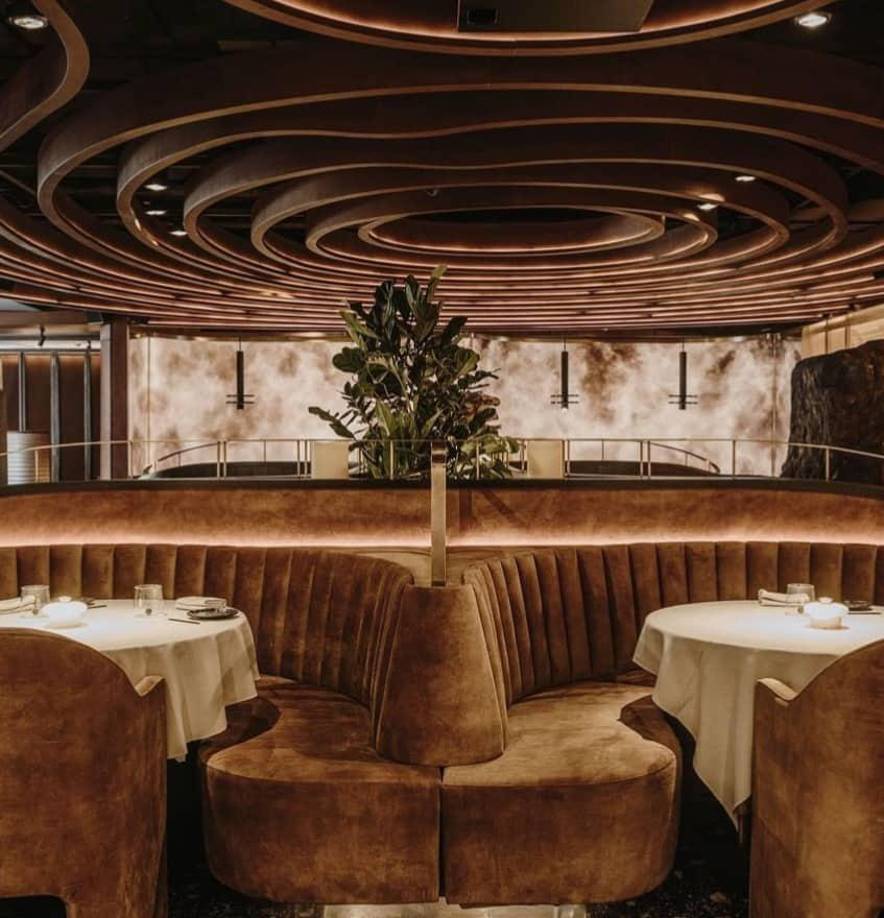 Con precios comprendidos entre los 6 y los 22 euros, la carta se inicia con entrantes a la brasa como kebab de cordero, mollejas, carpaccio curado, steak tartar, bimi asado o aguacate de Málaga a la brasa. 