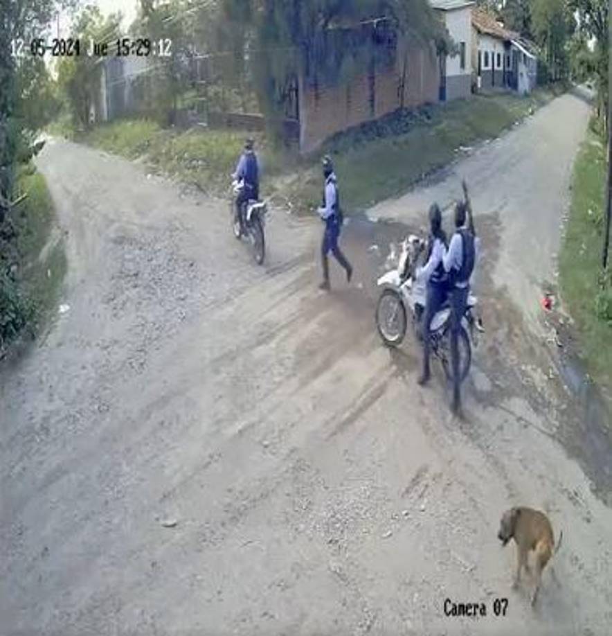 En medio del altercado, Toby ladró a los policías. Fue entonces cuando uno de los uniformados disparó al perro en el costado derecho. 