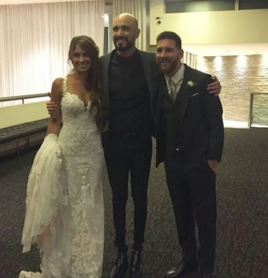 Pintos habló acerca de su presencia en la boda de ambos en 2017 y el lazo de la pareja con el tema “Sin principio ni final”. El músico recuerda que “acepté ir porque me dijeron que Antonela en especial tenía una conexión muy linda con mi canción y que los acompaña en distintos momentos. Fue emocionante”.