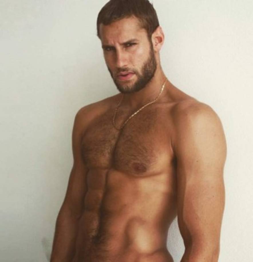 Llegó en el 2007 a Nueva York con la idea de convertirse en actor y asistió a la Academia Americana de Arte Dramático.