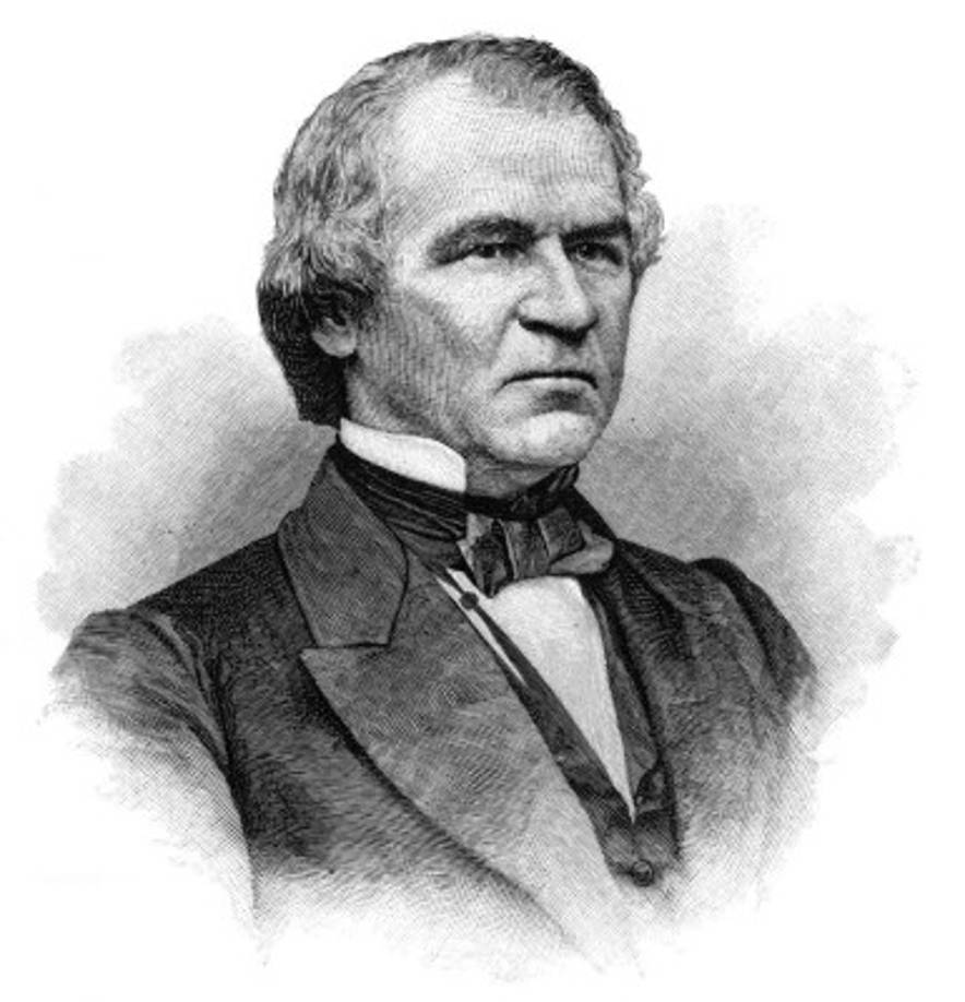 El impulso del presidente demócrata ANDREW JOHNSON para la reconstrucción después de la Guerra Civil estadounidense, incluso mediante la reintegración de los estados del sur a la Unión, lo puso en conflicto con el Congreso.<br/>El Congreso vetó toda su legislación, incluidos los 'Códigos Negros', leyes racistas votadas por representantes del Sur.<br/>En un callejón sin salida, Johnson despidió a su secretario de guerra, lo que provocó que el Congreso iniciara un proceso de destitución, el primero en la historia de Estados Unidos.<br/>El 24 de febrero de 1868, la Cámara de Representantes votó 11 artículos para el juicio político, en particular por su intento de reemplazar a un titular designado por el Senado.<br/>Pero después de un juicio de varias semanas, en mayo el Senado quedó a un voto de la mayoría de dos tercios requerida para una condena.<br/>Johnson permaneció en el cargo pero perdió la apuesta de su partido para postularse para las próximas elecciones, ingresando al Senado cinco años después.<br/>