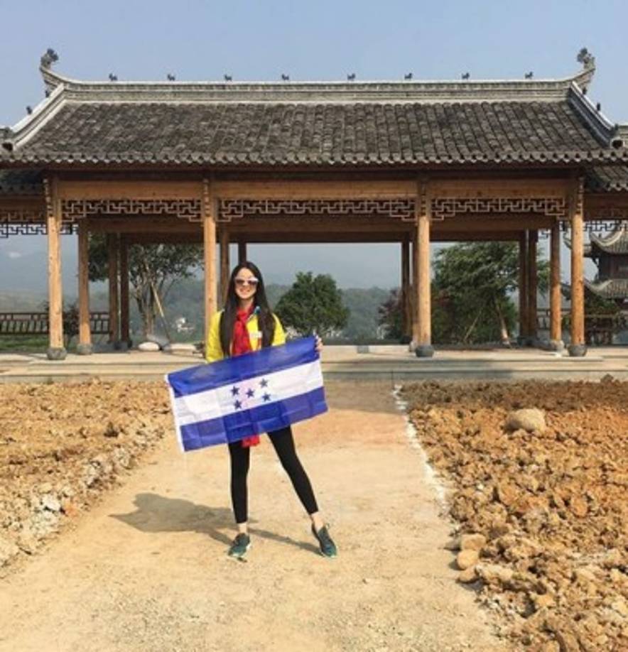 La espígada joven demostró que se sentía orgullosa de representar al país cinco estrellas.