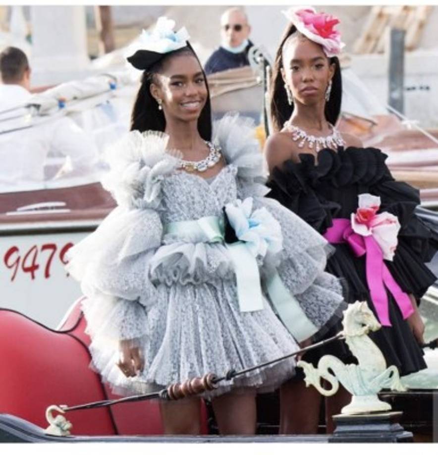 Entre las bellas modelos que desafiaban al viento y a la lluvia se encontraban las hijas de figuras como Monica Bellucci, Heidi Klum y Puff Daddy, quienes aplaudieron orgullosos a sus herederas. 'Generalmente se piensa que la Alta Moda es para mujeres mayores, así que consideramos que era muy buena idea que estas chicas, hijas de nuestros amigos, debutaran en esta pasarela, porque nuestro concepto es más un estilo de vida. No tiene nada que ver con la edad', afirmó Stefano.<br/>En la imagen las gemelas D'Lila Star Combs y Jessie James Combs, hijas del rapero Sean Combs.