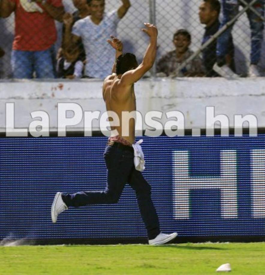 El hombre celebró su acción ante otros aficionados.