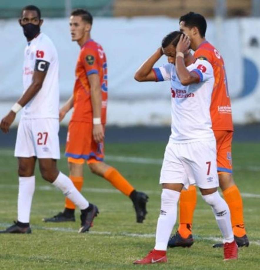 El delantero Diego Reyes tuvo la oportunidad de marcar pero no estuvo fino. Así lamentó una ocasión que desperdició.