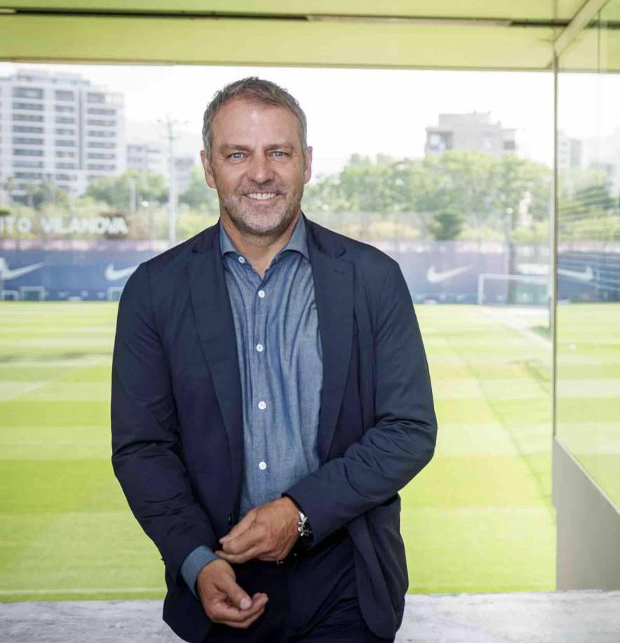 Su experiencia abarca desde el campo de juego hasta la línea de banda, y se extiende a los despachos de la Federación Alemana de Fútbol, donde fue director deportivo entre 2014 y 2017. Esta trayectoria le ha otorgado un conocimiento profundo de uno de los sistemas formativos y deportivos más importantes del mundo del fútbol.