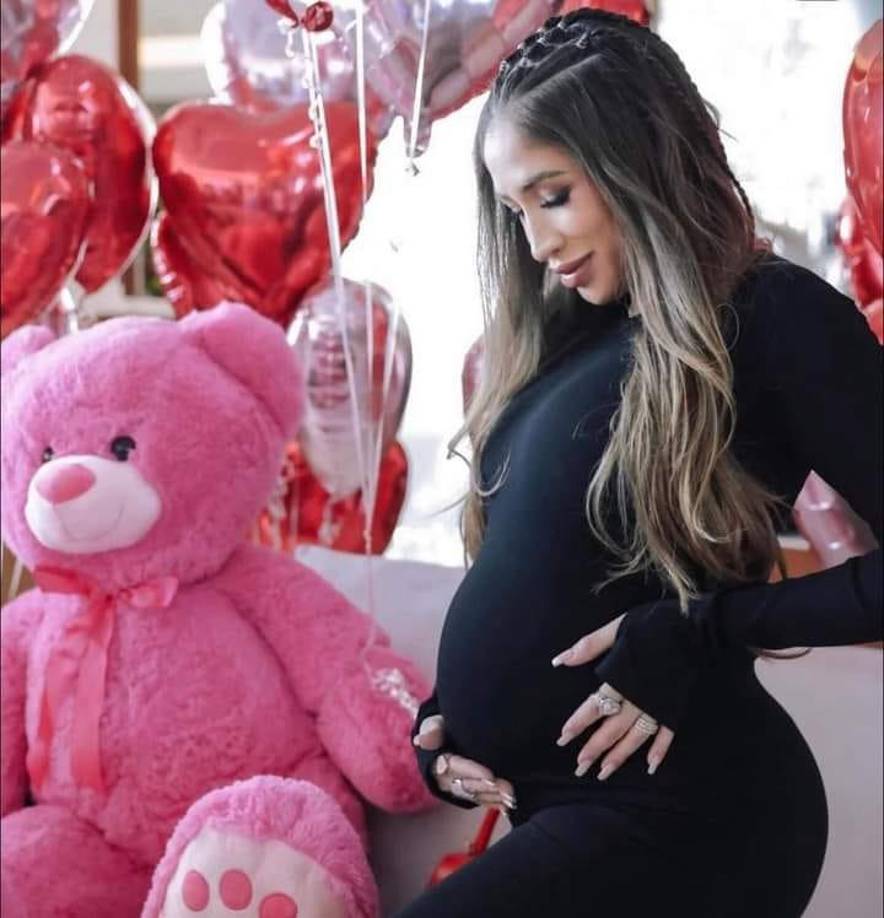 Otro de los elementos que llamó la atención fue el pastel de cumpleaños de Anuel, adornado con una frase que parecía venir directamente de la futura integrante de la familia: “Feliz cumpleaños, papá. Te amo mucho. Emmaluna”.