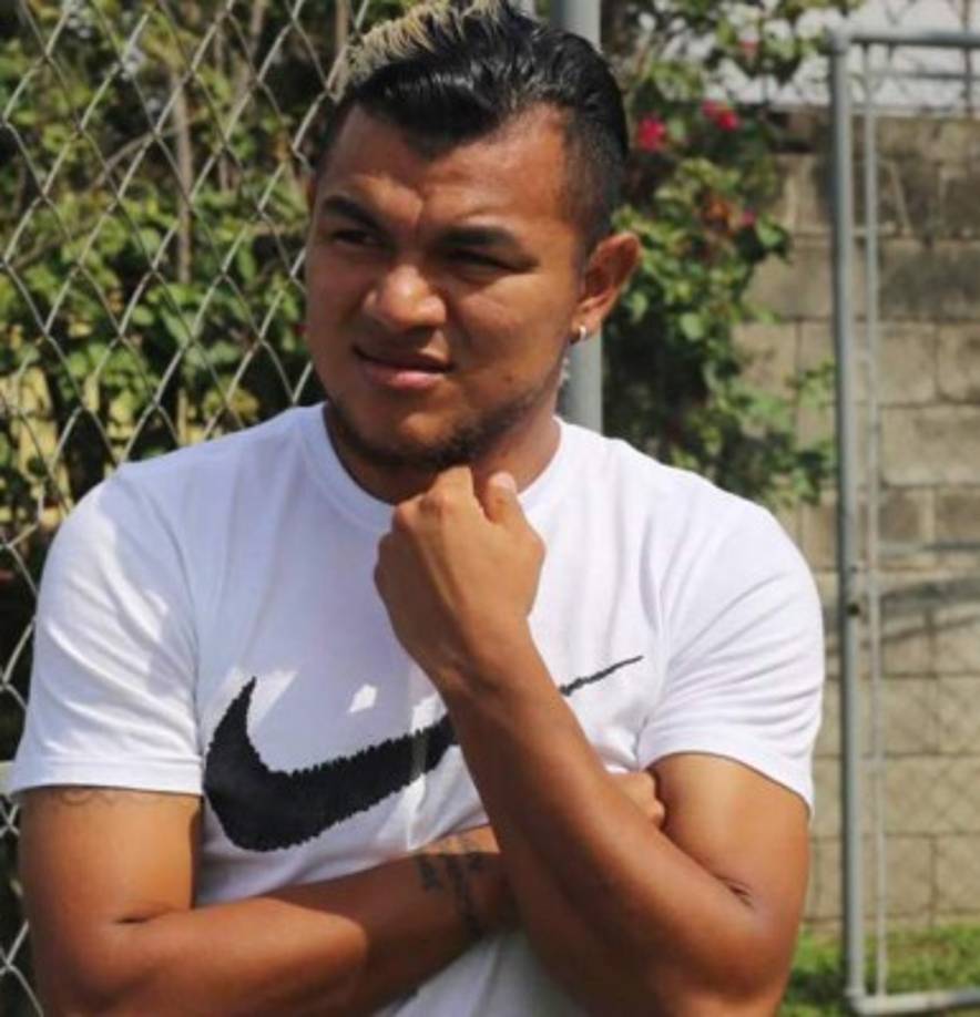 Mario Martínez: Tras confirmarse que no sigue en Real España, el mediocampista se podría convertir en nuevo legionario hondureño. Se ha conocido que cuenta con ofertas de Túnez y Egipto, en este último país ya estuvo.