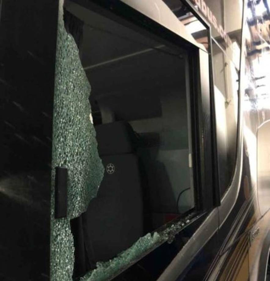 “Rompieron las ventanas del micro y tiraron gas pimienta”, denunció Royco Ferrari, vicepresidente de Boca Juniors, tras el lamentable incidente en los aledaños del Monumental.