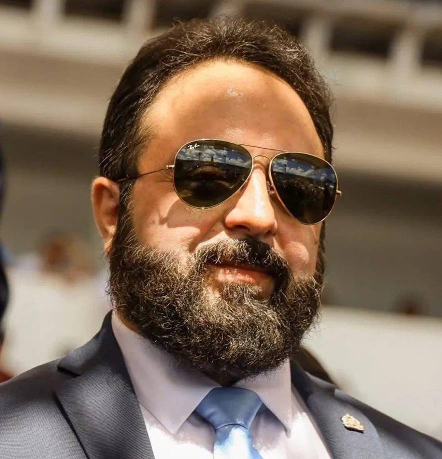 Ante el público, Redondo —quien llegó al actual Congreso Nacional con la bandera del Partido Salvador de Honduras (PSH) y alcanzó su presidencia tras un acuerdo entre Nasralla y Libre— dejó clara su nueva postura política: “Me presento ante ustedes, la tierra donde vivo y donde han nacido mis hijos, para ratificar aquí, en territorio de Cortés, mi decisión de unirme a las filas del partido Libre”.