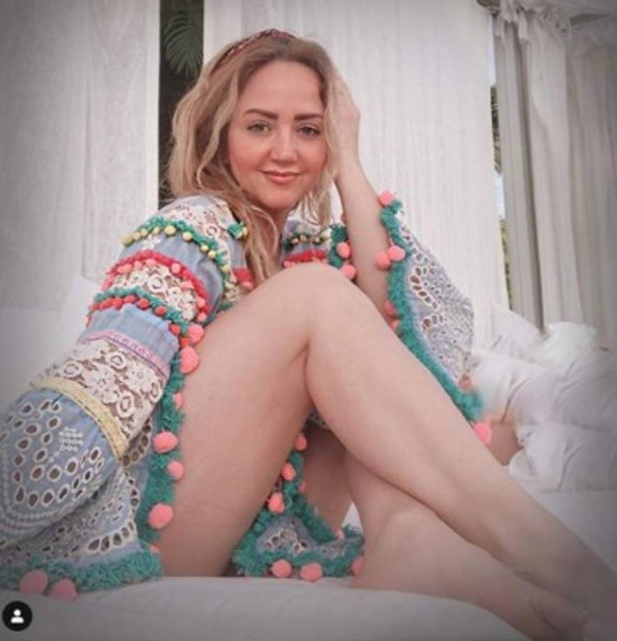 En 1989 inició su carrera en cine en la cinta mexicana Ladrones de tumbas al lado de Fernando Almada, Erika Buenfil y el primer actor Roberto Cañedo, también participó en esta cinta Ernesto Laguardia, quien más tarde sería su compañero de conducción en el programa Hoy.