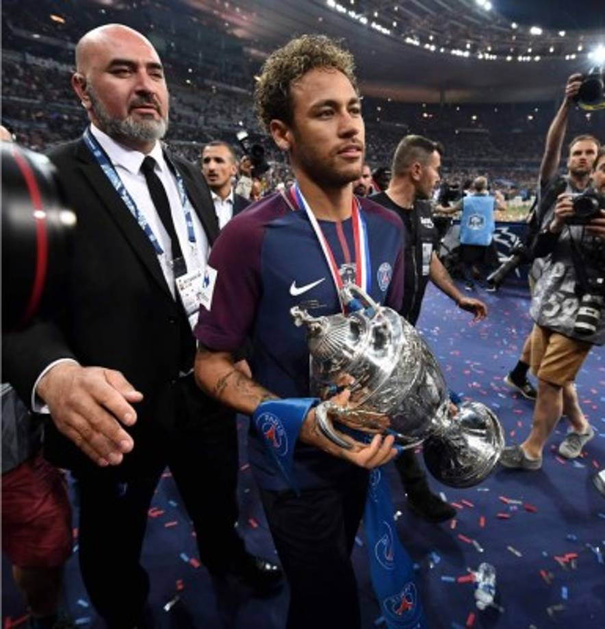 Neymar ya estaría negociando con el Real Madrid su incorporación de cara a la temporada que viene. Según el diario ‘As’, un emisario del club blanco se habría reunido hasta dos veces con el brasileño en su casa de Río de Janeiro. Además, 'Ney' estuvo en Brasil junto a Vinicius, fichaje del club blanco.