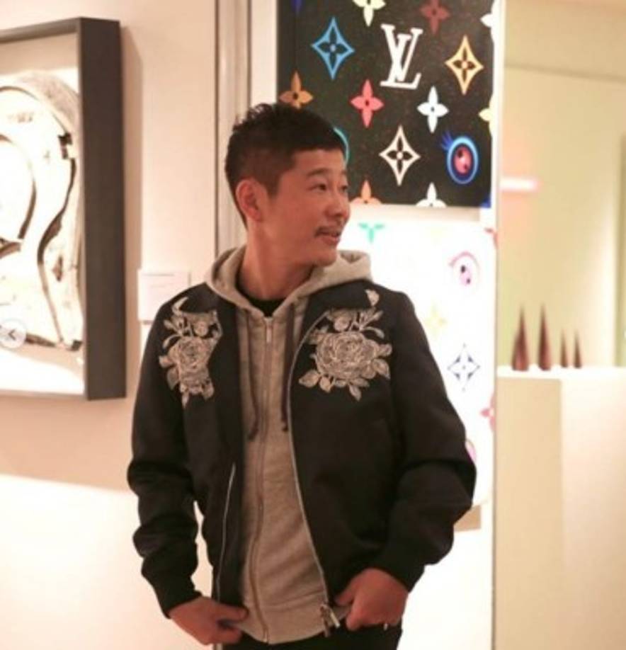 Esa fortuna, al parecer, no ha ido aparejada con suerte en amores, porque en el sitio donde se lanza la propuesta se queja de que 'los sentimientos de soledad y vacío' comienzan a surgir en él.<br/><br/>