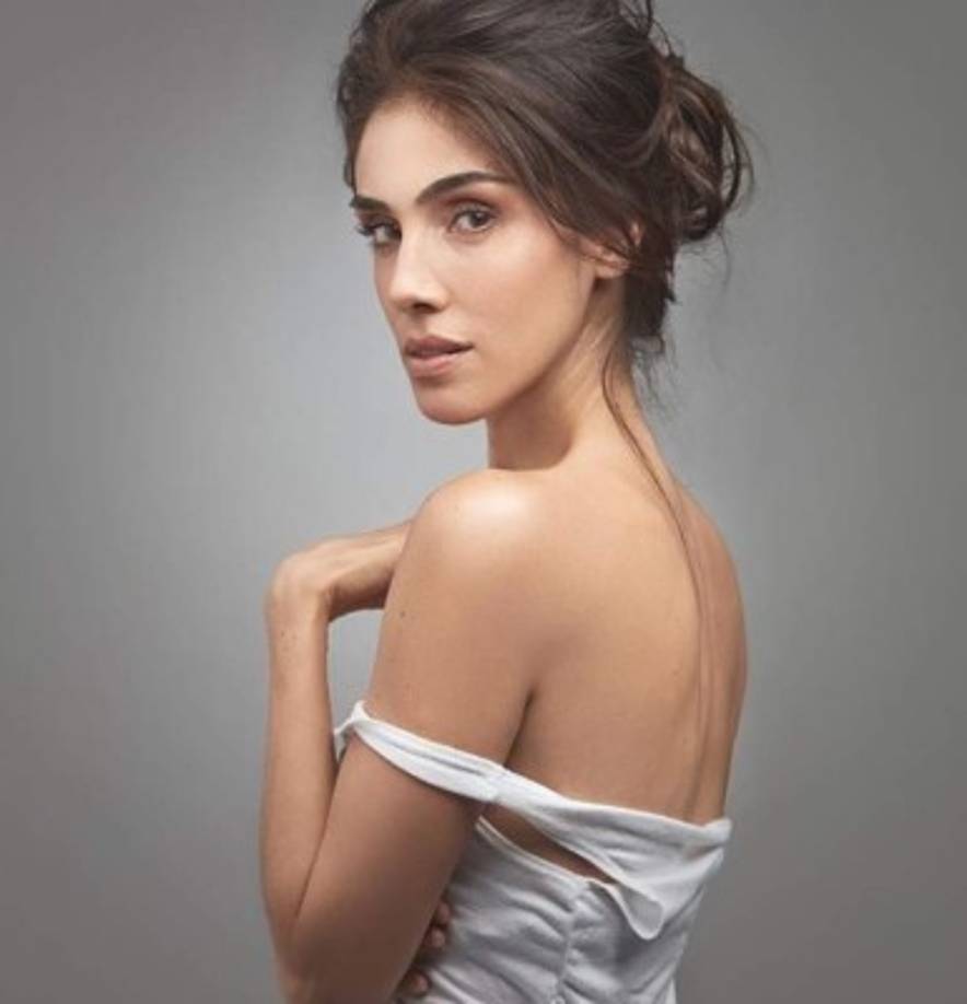 Dato: <br/><br/>La historia de La Usurpadora se trata de un par de mujeres gemelas, Paola Bracho y Paulina Martínez, gemelas separadas al nacer y que llevan vidas paralelas. Por un lado, Paola está casada con un acaudalado hombre (en la nueva versión, el presidente del país), pero que frecuentemente se da escapadas con sus amantes.<br/><br/>Mientras que Paulina creció de manera humilde. Un día ambas se encuentran, y Paola decide utilizar a su hermana para que ocupe su lugar mientras ella se fuga. Los problemas se desencadenan cuando Carlos Bracho se enamora de la gemela equivocada.<br/><br/><br/><br/>