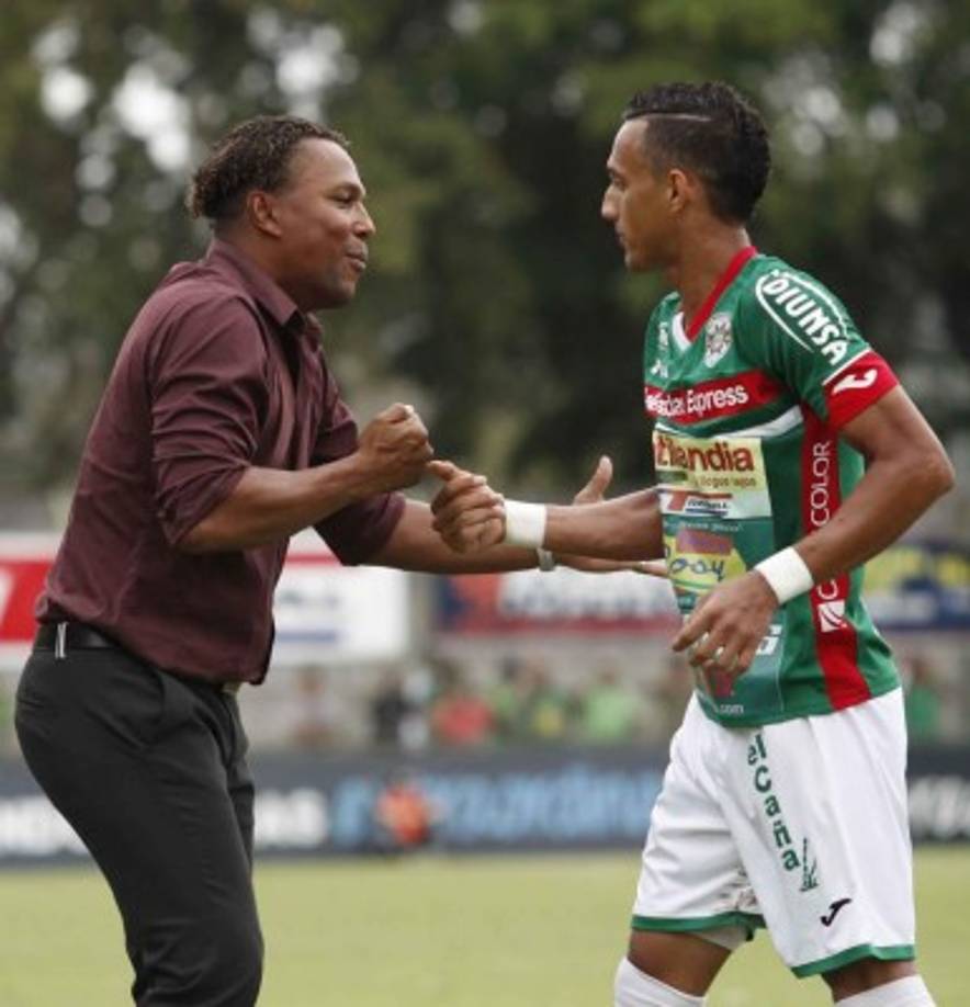 Carlos Pavón felicitó a Diego Reyes, autor del primer gol contra el Victoria.