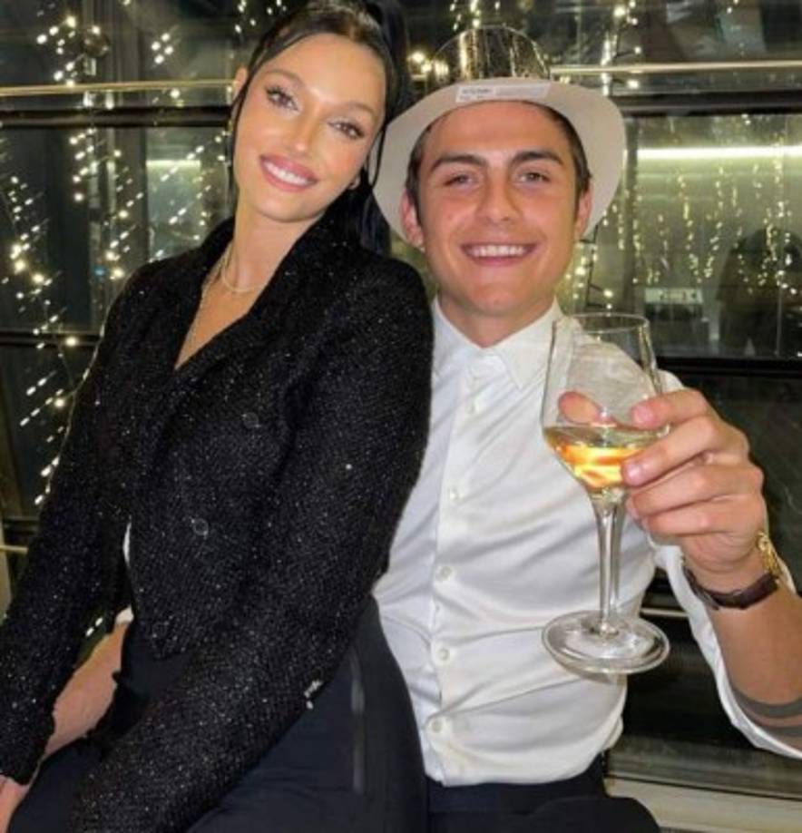 Paulo Dybala: El argentino de la Juventus recibió este nuevo año junto a su pareja Oriana Sabatini .
