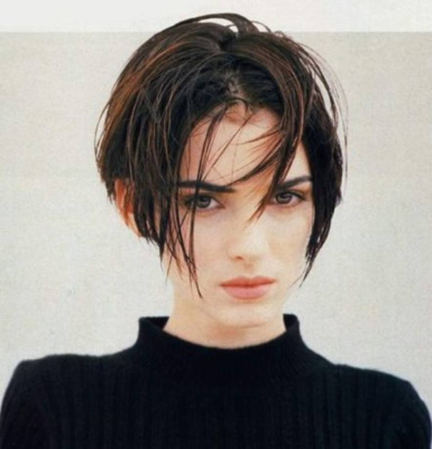 Winona Ryder<br/><br/>Películas como “El joven manos de tijera”, “Reality Bites” y “Drácula”, consolidaron a Winona Ryder como la musa indiscutida de la Generación X. De apariencia frágil y una tez de porcelana, impuso novedosos cortes de pelo, los vestidos oscuros de feria americana, los jeans ajados, las camisetas extralargas y las gafas juveniles, un look que inmortalizó precisamente en la película “Mordiscos de la realidad”, de 1994.
