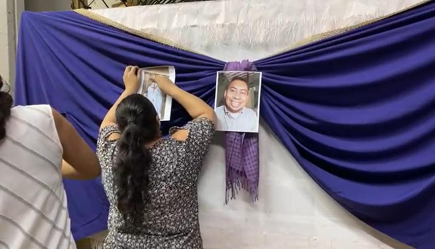 Una feligrés coloca fotografías para recordar al sacerdote Enrique Vásquez.