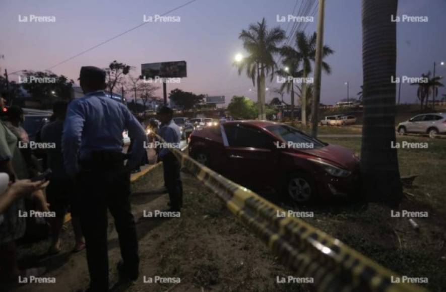 Tras ser atacado, Roberto Hernández perdió el control del vehículo, se subió a la mediana e impactó contra una palmera. La víctima intentó huir, pero las balas acabaron con su vida, por lo que solo alcanzó abrir una puerta y quedó con la mitad de su cuerpo en el interior del carro.