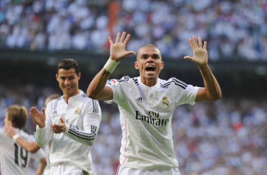 Pepe celebrando el 2-1. Atrás, le aplaude Cristiano Ronaldo.
