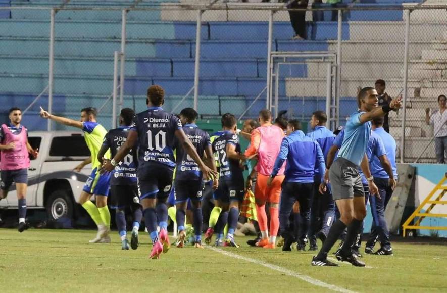 Los jugadores de Motagua se fueron a reclamarle al árbitro asistente para dar por bueno el gol.