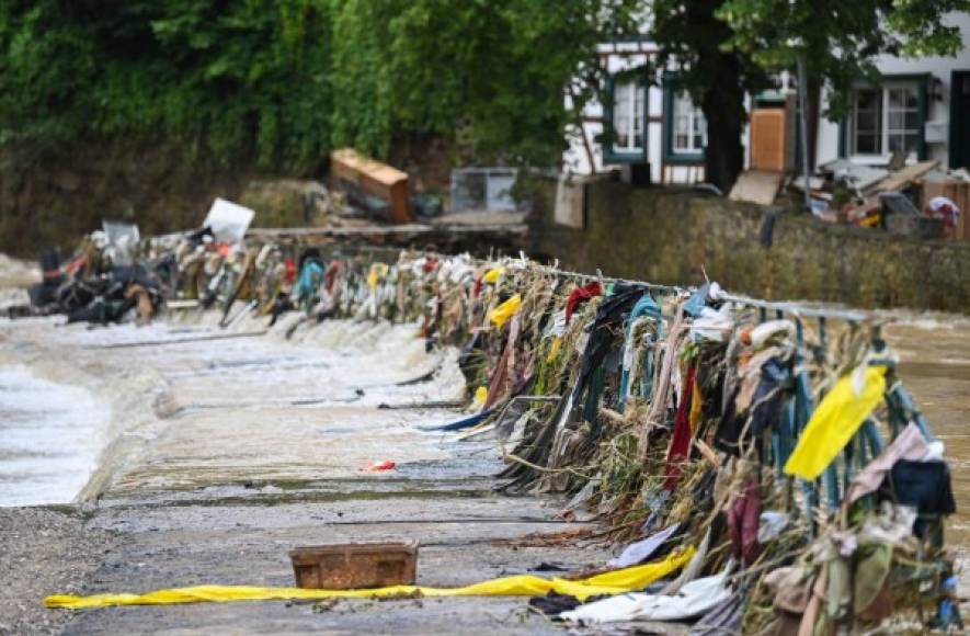 Por las calles de los municipios de Ahrweiler, parecía que hubiera pasado un tsunami: las calles y numerosas casas están sumergidas, hay edificios que se han hundido, los automóviles han sido arrastrados, los árboles, arrancados.