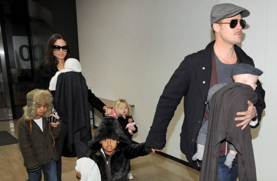 Fotografía de archivo tomada el 8 de noviembre de 2016 que muestra a la actriz estadounidense Angelina Jolie (2i) y al actor Brad Pitt (2d) junto a sus hijos Knox (d), Zahara (3d), Vivienne (3i), Maddox (i) y Shiloh (c) a su llegada al aeropuerto internacional Narita en Tokio (Japón). EFE/Everett Kennedy Brown