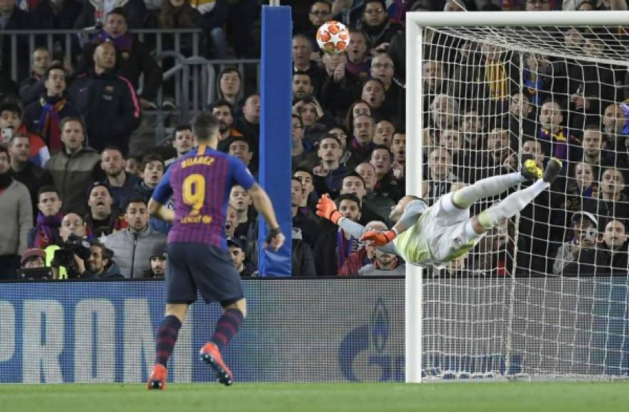 El portero portugués del Lyon, Anthony Lopes, realizando una gran tapada tras un disparo de Messi.
