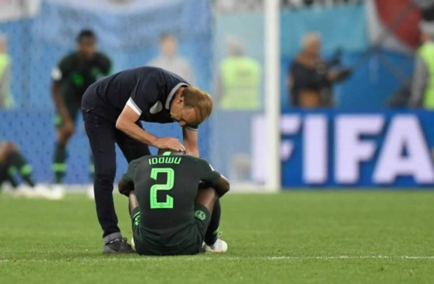 El entrenador de Nigeria tuvo que consolar a sus jugadores tras la derrota y eliminación. Foto AFP