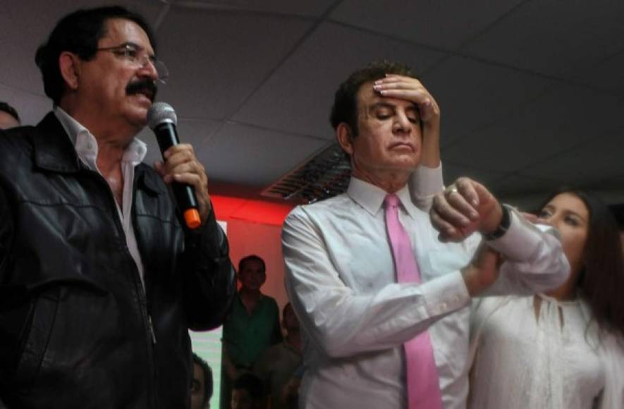 Iroshka Elvir de Nasralla (R) wipes the forehead of her husband Salvador Nasralla (C), the presidential candidate for Honduras' Opposition Alliance against the Dictatorship, while former president Manuel Zelaya speaks, in Tegucigalpa on November 29, 2017. <br/>Nasralla said he would not recognize the results to be announced by the Supreme Electoral Tribunal, after accusing it of tampering with the vote count after the November 26 elections to favor the reelection of President Juan Orlando Hernandez. / AFP PHOTO / ORLANDO SIERRA