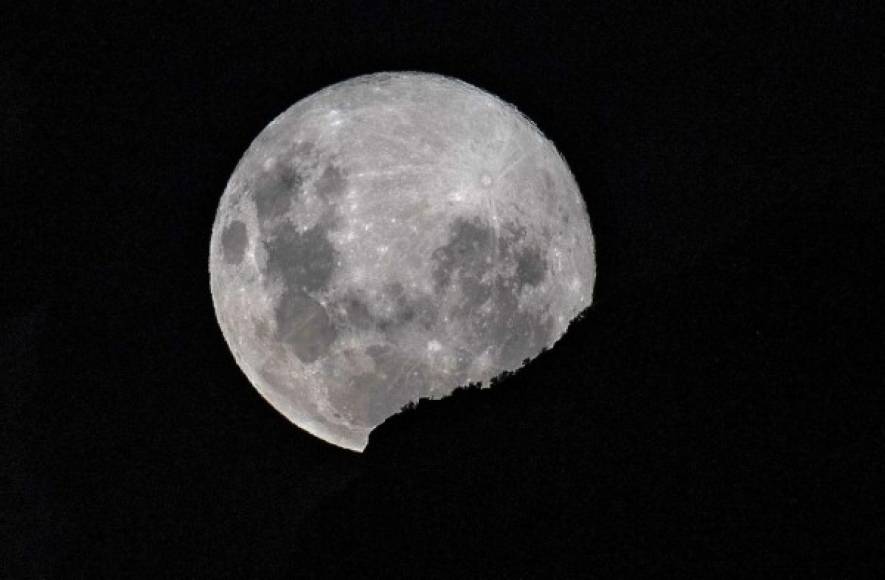 La Luna gira sobre la Tierra con un período de, aproximadamente, 28 días, pero su órbita no es circular, sino que se trata de una elipse, y ese es el motivo por el que la distancia Tierra-Luna no es siempre la misma y, por ende, tampoco lo son el tamaño y brillo que percibimos de su imagen.