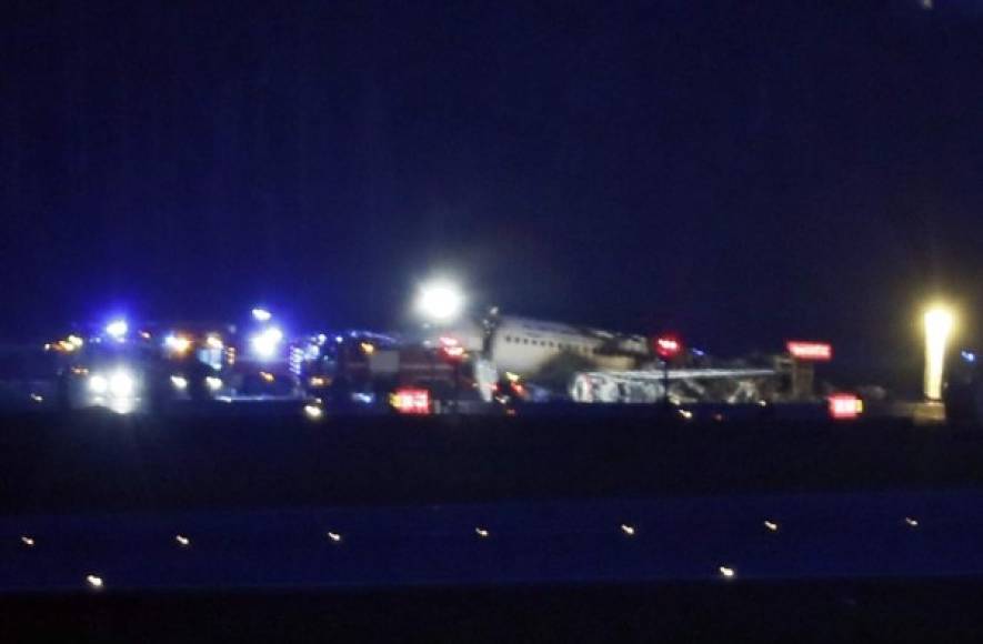 El avión Sukhoi Superjet 100 de la aerolínea rusa Aeroflot después del incendio que se produjo cuando el avión se estrelló en el aeropuerto Sheremetyevo de Moscú. EFE