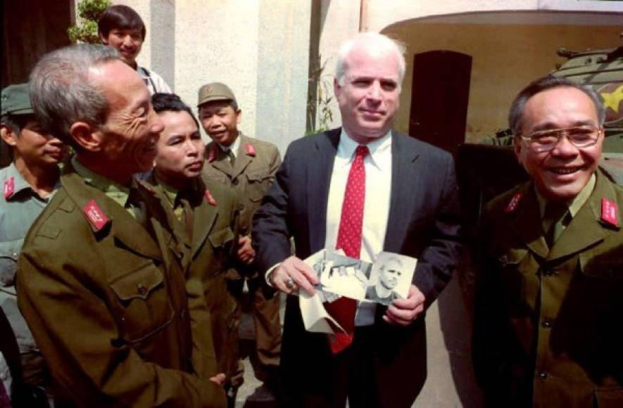 Tras su regreso a EEUU, McCain se mudó a Arizona, el estado natal de su segunda esposa, y ganó un asiento en la Cámara de Representantes en 1982.
