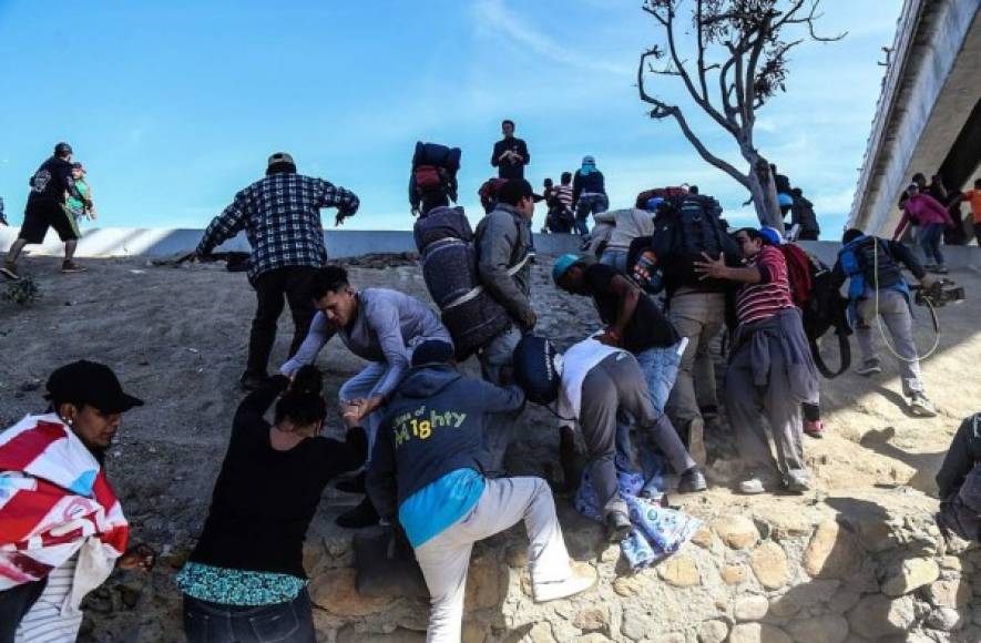 Con dificultades para respirar, muchos recularon e incluso una mujer cayó del muro y se desmayó. 'Nos van a matar!', gritaba otra mujer tratando de recoger a la desmayada.