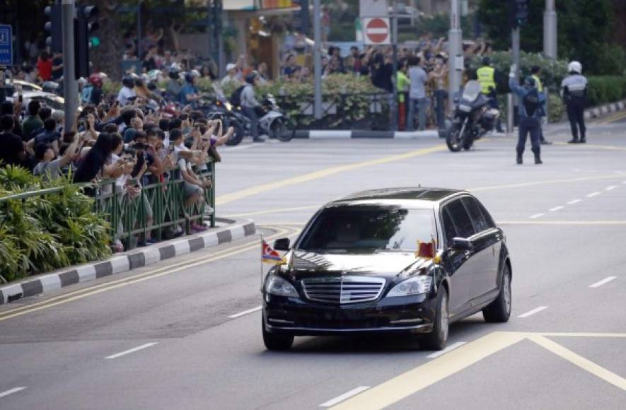 LBB003. Singapore (Singapore), 10/06/2018.- The motorcade carrying North Korean leader Kim Jong-un, drives pass on the street in Singapore, 10 June 2018. The North Korean leader is scheduled to meet on 10 June 2018 with Singapore Prime Minister Lee Hsien Loong ahead of a historic summit between US President Donald J. Trump and North Korean leader Kim Jong-un, scheduled to be held at the Capella Hotel on Singapore's Sentosa Island on 12 June 2018. (Singapur, Singapur, Estados Unidos) EFE/EPA/LYNN BO BO